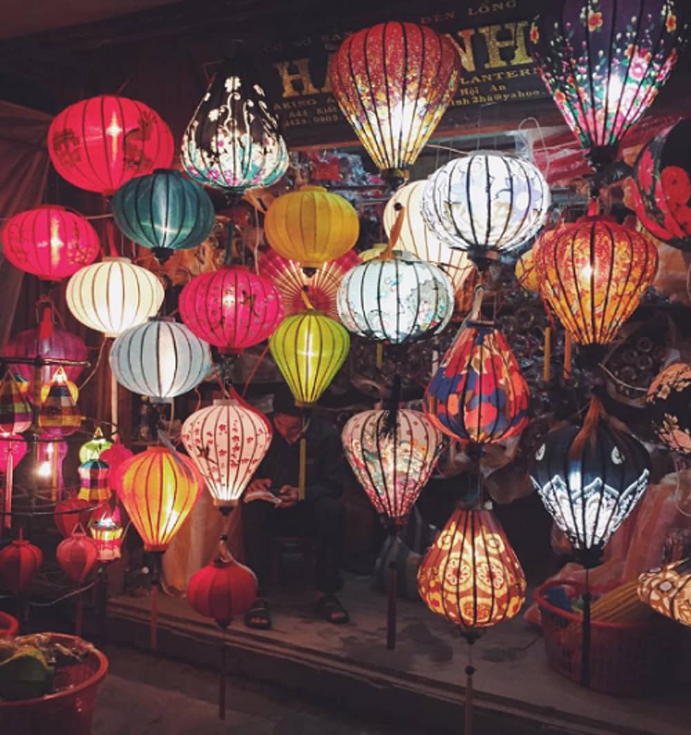 Phố Hội đẹp nPhố Hội đẹp nhất về đêm, khi những con phố chìm trong ánh đèn huyền ảo của hàng trăm chiếc đèn lồng. Đặc biệt nếu có dịp đến Hội An vào ngày 14 âm lịch hàng tháng, bạn sẽ được tận mắt chiêm ngưỡng sông Thu Bồn như một dải lụa phát sáng với những chiếc đèn hoa đăng được du khách và người dân nơi đây thả xuống.hất về đêm, khi những con phố chìm trong ánh đèn huyền ảo của hàng trăm chiếc đèn lồng. Đặc biệt nếu có dịp đến Hội An vào ngày 14 âm lịch hàng tháng, bạn sẽ được tận mắt chiêm ngưỡng sông Thu Bồn như một dải lụa phát sáng với những chiếc đèn hoa đăng được du khách và người dân nơi đây thả xuống. Phố Hội đẹp nhất về đêm, khi những con phố chìm trong ánh đèn huyền ảo của hàng trăm chiếc đèn lồng. Đặc biệt nếu có dịp đến Hội An vào ngày 14 âm lịch hàng tháng, bạn sẽ được tận mắt chiêm ngưỡng sông Thu Bồn như một dải lụa phát sáng với những chiếc đèn hoa đăng được du khách và người dân nơi đây thả xuống.